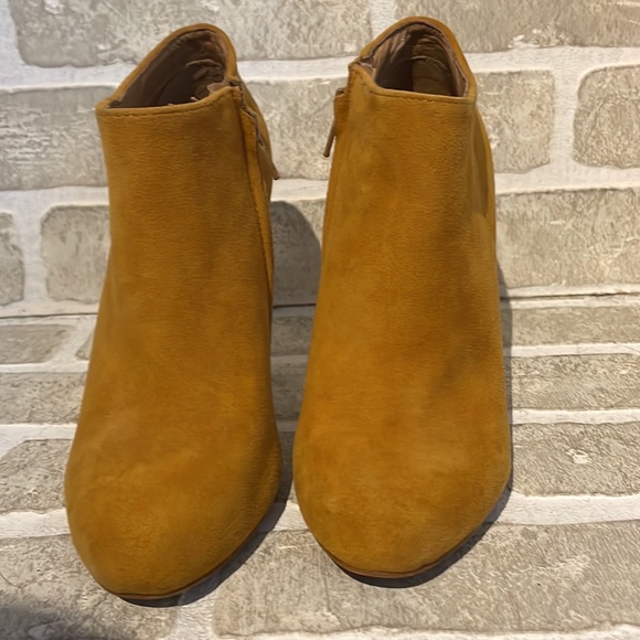 Aldo Yellow suede booties, size 6 - Picture 4 of 7